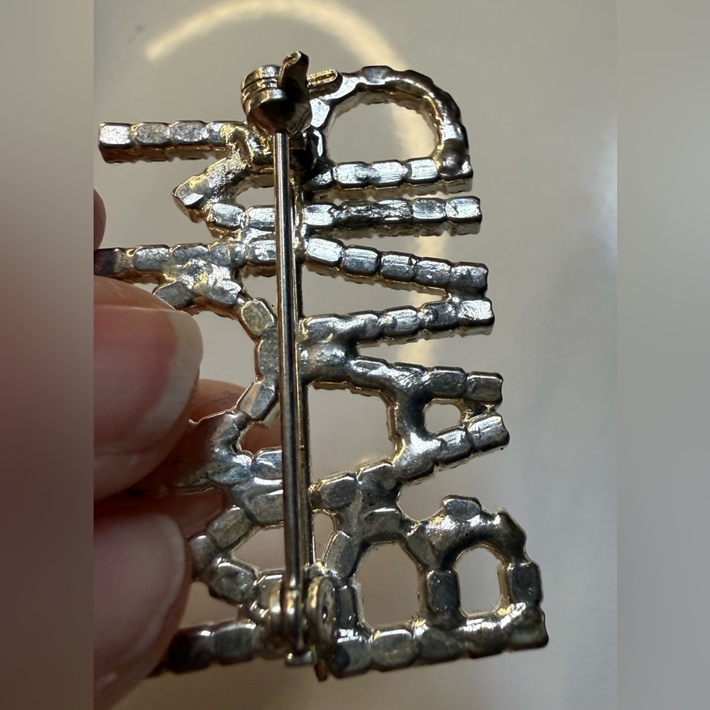 🧚🏻♀️ Silver Crystal Band Mom Brooch - Picture 10 of 10